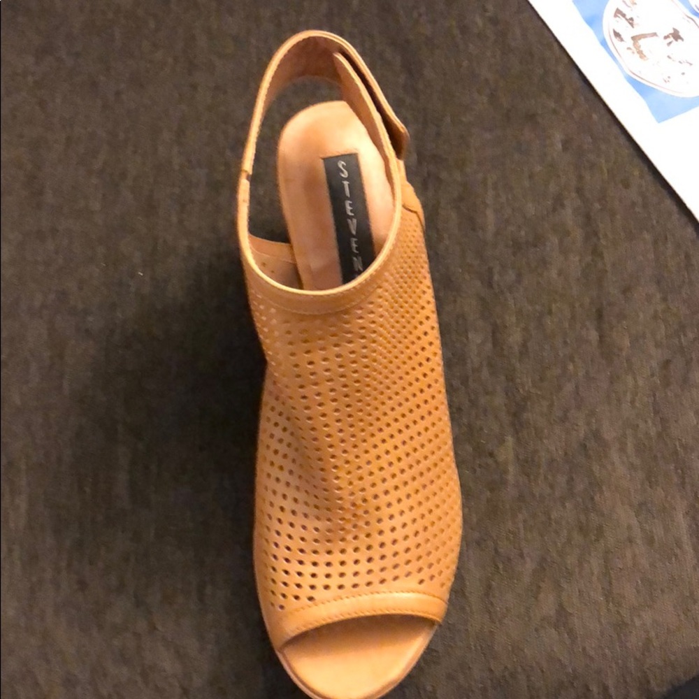 Tan heels - Picture 2 of 2